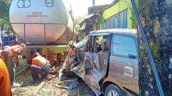 Sopir Berada di Dalam Saat Mobilnya Ditabrak Kereta BBM dan Terseret Hingga 10 Meter di Malang