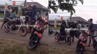 Diduga Pergoki Pacar Dibonceng Pria Lain, Dua Pemuda Ini Terekam Adu Jotos di Jalan, Warganet: Lemah!