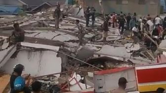 17 Orang Jadi Korban Runtuhnya Alfamart di Kecamatan Gambut, Hingga Kini Masih Dilakukan Evakuasi