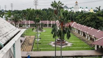 Pemandangan Masjid At-Tin di Taman Mini, Jakarta Timur, Senin (18/4/2022). [Suara.com/Alfian Winanto]
