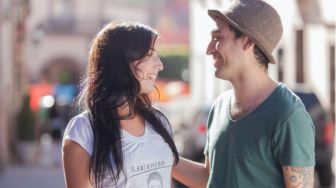 5 Tips Meningkatkan Kualitas Hubungan Asmara, Tingkatkan Komunikasi!
