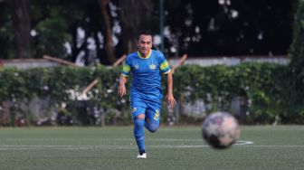 Pemain Selebritis FC Rico Ceper berusaha mengejar bola saat mengikuti sesi latihan di Lapangan ABC, Kompleks Gelora Bung Karno, Jakarta, Senin (18/4/2022). [Suara.com/Angga Budhiyanto]