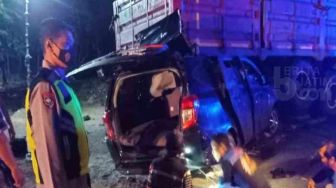 5 Orang Tewas Dalam Kecelakaan Maut Calya Tabrak Truk Parkir di Pantura Tuban Pagi Tadi