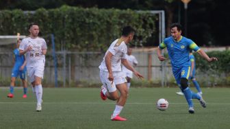 Pemain Selebritis FC Darius Sinathrya berusaha melewati lawan saat mengikuti sesi latihan di Lapangan ABC, Kompleks Gelora Bung Karno, Jakarta, Senin (18/4/2022). [Suara.com/Angga Budhiyanto]