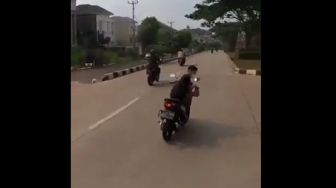 Niat Bantu Teman Bikin Konten Naik Vespa, Pemotor Ini Malah Berujung Kena Apes