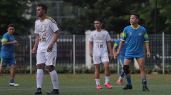 Pemain Selebritis FC Delon Thamrin mengikuti sesi latihan di Lapangan ABC, Kompleks Gelora Bung Karno, Jakarta, Senin (18/4/2022). [Suara.com/Angga Budhiyanto]