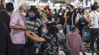 Pengunjung mencoba pakaian di zona busana muslim Thamrin City, Jakarta, Minggu (17/4/2022).  ANTARA FOTO/ Hafidz Mubarak 