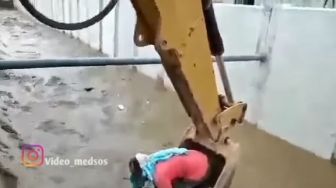 Viral Aksi Heroik Tukang Bangunan Selamatkan Seekor Anjing Terseret Arus, Warganet Salut!