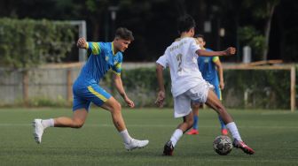 Pemain Selebritis FC Syamsir Alam berusaha merebut bola saat mengikuti sesi latihan di Lapangan ABC, Kompleks Gelora Bung Karno, Jakarta, Senin (18/4/2022). [Suara.com/Angga Budhiyanto]