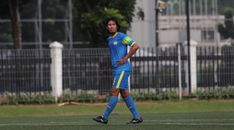 Pemain Selebritis FC Budi Sudarsono mengikuti sesi latihan di Lapangan ABC, Kompleks Gelora Bung Karno, Jakarta, Senin (18/4/2022). [Suara.com/Angga Budhiyanto]