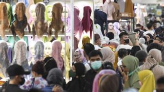 Pengunjung melihat pakaian di zona busana muslim Thamrin City, Jakarta, Minggu (17/4/2022).  ANTARA FOTO/ Hafidz Mubarak