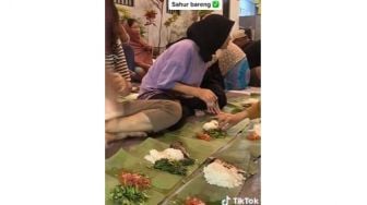 Seru Banget! Warga Satu Komplek Perumahan Ini Lakukan Sahur Bareng Pakai Liwetan