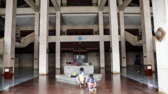 Warga mengunjungi Masjid At-Tin di Taman Mini, Jakarta Timur, Senin (18/4/2022). [Suara.com/Alfian Winanto]
