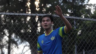 Pemain Selebritis FC Guntur Nugraha mengikuti sesi latihan di Lapangan ABC, Kompleks Gelora Bung Karno, Jakarta, Senin (18/4/2022). [Suara.com/Angga Budhiyanto]