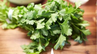 Bukan Sekadar Penghias Makanan, Ini 5 Manfaat Mengonsumsi Daun Parsley