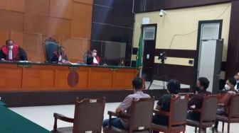6 Terdakwa Pengeroyok Kakek Wiyanto Halim Didakwa Lakukan Kekerasan dan Perusakan Barang