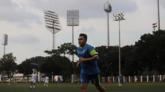 Pemain Selebritis FC Valentino Simanjuntak mengikuti sesi latihan di Lapangan ABC, Kompleks Gelora Bung Karno, Jakarta, Senin (18/4/2022). [Suara.com/Angga Budhiyanto]