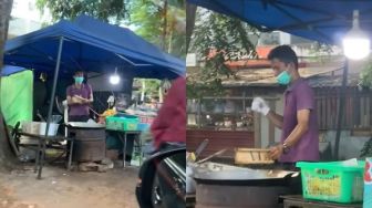 Sambil Parut Pisang, Penjual Keripik Terekam Asyik Joget, Warganet: Goyangan Anti Minyak Langka