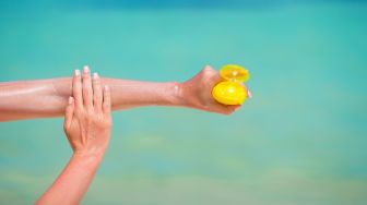 Jadi Perdebatan: Pakai Sunscreen Wajah Dua Ruas Jari atau Dua Jari, Mana yang Benar?