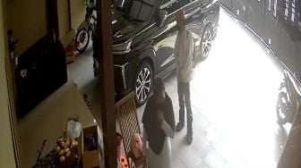 Berkedok Minta Sumbangan, Seorang Pria Terekam CCTV Maling HP saat Pemilik Rumah Menyiapkan Takjil