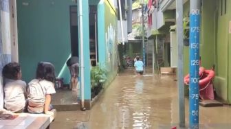 Banjir Akibat Luapan Kali Ciliwung di Permukiman Kebon Pala Mulai Surut