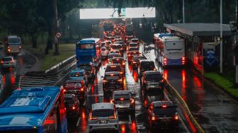 Sejumlah kendaraan terjebak kemacetan di kawasan Sudirman, Jakarta Pusat, Selasa (19/4/2022). [Suara.com/Alfian Winanto]
