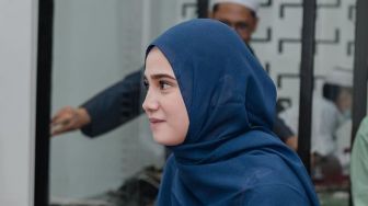 Hadiri Acara Cast Reveal Film Catatan si Boy, Intip Detail OOTD Syifa Hadju