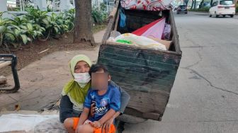 Marak Manusia Gerobak di Tangsel, Penghasilan Lebihi UMR Karyawan