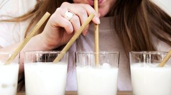 8 Arti Mimpi Minum Susu: Hati-Hati Orang Toksik!