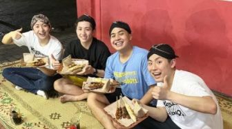 Pakai Blangkon Sambil Makan Angkringan Khas Jogja, Waseda Boys dan Jerome Polin Melokal