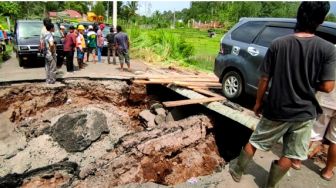 Jalan Lintas Pagar Alam-Bengkulu di Desa Muara Payang Ambles, Warga Bikin Jembatan Darurat