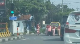 Bukan Main, Viral Emak-emak Dorong Angkot di Jalan, Warganet: Gak Ada Akhlak Sopirnya