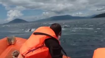 Video Viral Menegangkan! Detik-detik Tim SAR Alor Selamatkan Nelayan dari Pusaran Air Laut