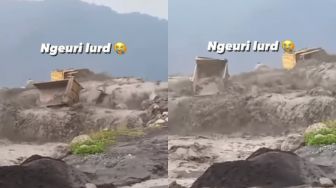 Truk Penambang Pasir Terseret Banjir Lahar Dingin Gunung Semeru