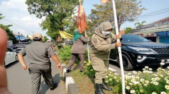 Satpol PP Cilacap Tertibkan Ratusan Bendera Parpol