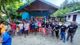 SMX Papua Peduli Duafa dan Janda, Bagikan Sembako di Pelosok Kampung