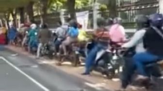 Jelang Lebaran, Viral Antrean Super Panjang Kendaraan untuk Penukaran Uang di Surabaya