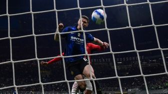 Bek Inter Milan Robin Gosens mencetak gol ketiga pada pertandingan semifinal Piala Italia (Coppa Italia), leg kedua antara Inter melawan AC Milan di Stadion Giuseppe Meazza, Rabu (20/4) dini hari WIB.  
Miguel MEDINA / AFP

