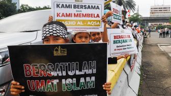 Sejumlah anak-anak ikut berpartisipasi dalam aksi Bela Al-Aqsa di depan Kedutaan Besar Amerika di Jalan Medan Merdeka Selatan, Jakarta Pusat, Rabu (20/4/2022). [Suara.com/Alfian Winanto]