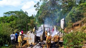 Bulan Ramadan, Rumah Tatong Ludes Terbakar di Kampung Gotong Royong Bontang Barat