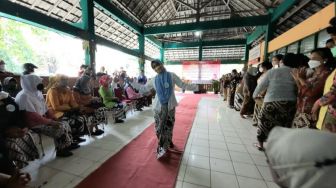 Sambut Hari Kartini, Puluhan Buruh Gendong Fashion Show Berkebaya di Pasar Beringharjo