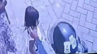 Terekam CCTV, Pria Nekat Jambret Anting Milik Anak Kecil di Pinggir Jalan, Tuai Kecaman Publik