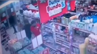 Viral Video CCTV Pegawai Alfamart di Jatake Tangerang Disandera Perampok