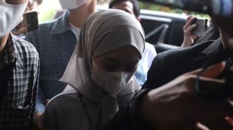 Pendiri Leslar Entertainment Lesti Kejora tiba untuk menjalani pemeriksaan di Bareskrim Polri, Jakarta, Rabu (20/4/2022). [Suara.com/Angga Budhiyanto]