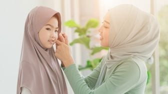 Agar Betah Pakai Jilbab Saat Halal Bihalal, Ini Tips Memilih Baju Lebaran Anak