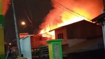 Kebakaran Landa Permukiman Warga di Medan, 5 Rumah Terbakar