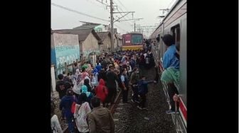 Korban Kecelakaan KRL Jurusan Bogor - Jakarta di Citayam Depok Dilarikan ke Rumah Sakit