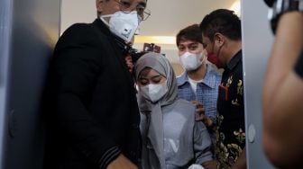 Pendiri Leslar Entertainment Rizky Billar dan Lesti Kejora tiba untuk menjalani pemeriksaan di Bareskrim Polri, Jakarta, Rabu (20/4/2022). [Suara.com/Angga Budhiyanto]