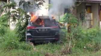 Mobil Toyota Fortuner Dibakar di Kabupaten Poso, Diduga Milik Warga Sanrobone Kabupaten Takalar