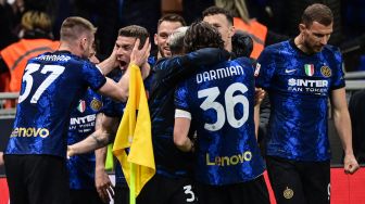 Bek Inter Milan Robin Gosens merayakan setelah mencetak gol pada pertandingan semifinal Piala Italia (Coppa Italia), leg kedua antara Inter melawan AC Milan di Stadion Giuseppe Meazza, Rabu (20/4) dini hari WIB.  MIGUEL MEDINA / AFP